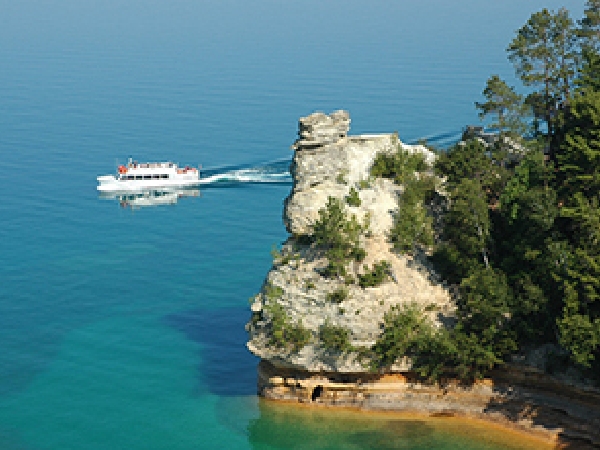 Read more about the article Pictured Rocks Cruises